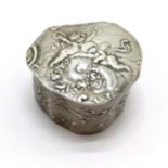 Continental 800 silver box with cherub detail to lid - 3.5cm across & 19.9g ~ has signs of wear