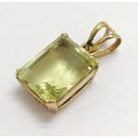 Unmarked gold green stone set pendant - 2cm drop & 3g total weight