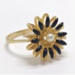 18ct marked gold blue enamel & pearl set flower shaped ring - size M & 4.3g total weight