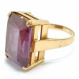 Unmarked gold (touch tests as 14ct or higher) alexandrite stone set ring - size M & 11.8g total