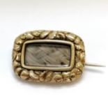 Antique unmarked gold in memorial hair locket brooch - 1.8cm across & 5.1g total weight