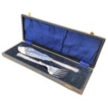 Cased pair of silver handled fish servers - case 33cm x 11.5cm ~ slight wear to case and in used