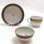 18th century Worcester teabowl with ribbed detail and blue and gold border - 8cm diameter & no