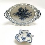 Mid to late 18th century Worcester blue & white pine-cone pattern basket (22cm x 13.5cm) & flower