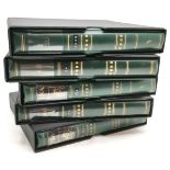 Extensive USA stamp collection in 5 green folders in slipcases with mostly mint stamps / blocks /