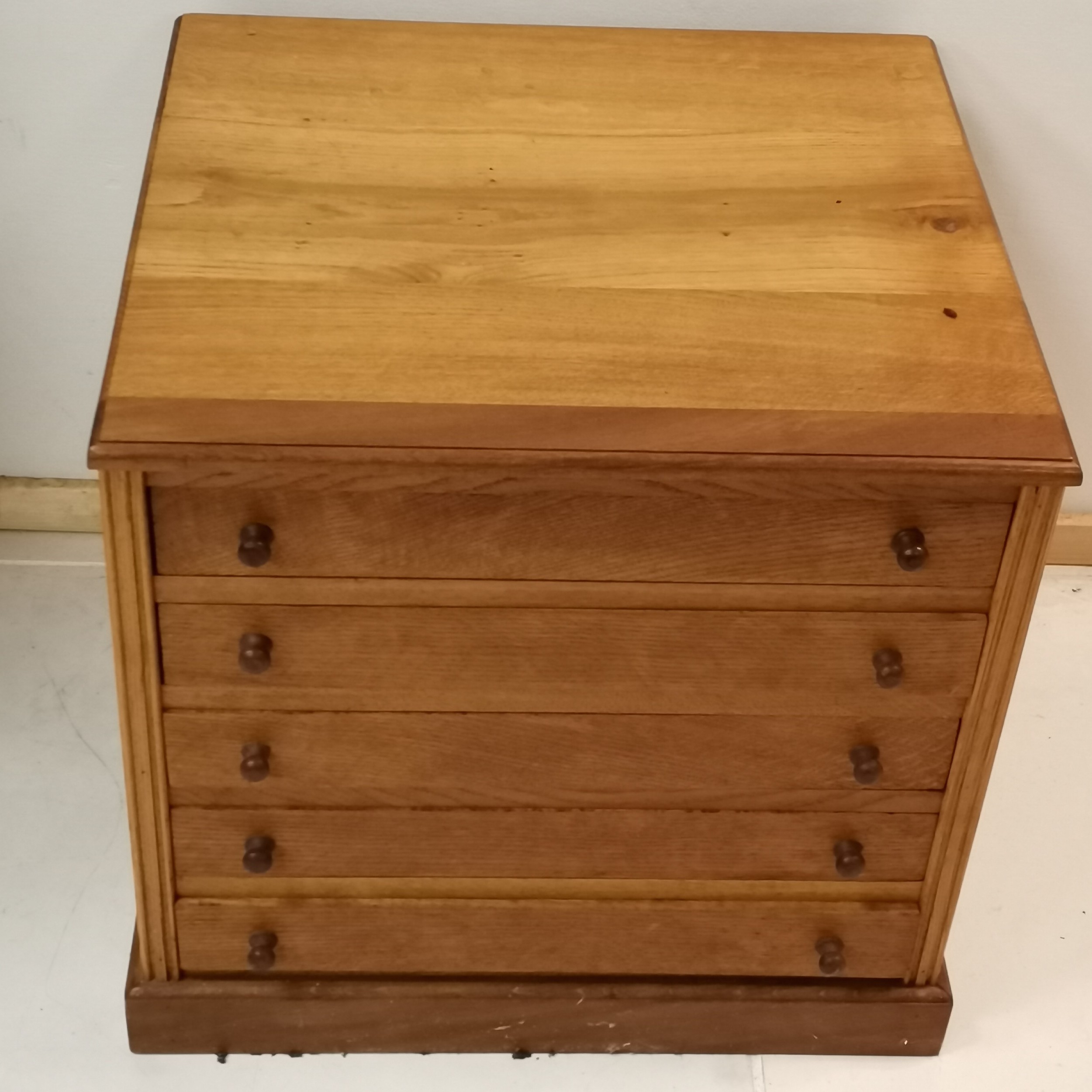 Vintage Oak Collector's cabinet fitted with 5 sliding drawers fitted with glass tops, 50 cm wide, 47