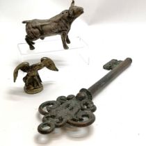 Bronze cast novelty key - 44cm & 1.7kg t/w model of a bull & brass eagle on a wooden base