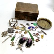 Qty of badges etc inc Devonshire regiment cap badges, Prince of Wales tray, religious pendants (