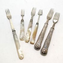 5 x silver hallmarked forks - longest 19cm with mother of pearl handle t/w unmarked small fork ~