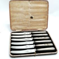 Set of 1933 Viners Art Deco silver handled tea knives in case (1 hinge a/f) - box 20cm x 15cm