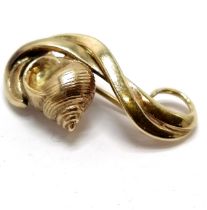 Unmarked (touch tests 9ct gold) brooch with shell / wave detail by JCF - 3cm across & 3.9g