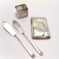 Qty of silver - pair of 1907 butter knives with shell detail (13cm), engine turned napkin ring &