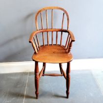 Antique Windsor, Elm child's high chair, in need of restoration, 36 cm wide, 37 cm deep, 89 cm high.