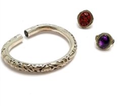 Chinese white metal bangle (?), silver cinnabar laquer adjustable ring & unmarked silver amethyst