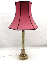 Alabaster and gilded metal lamp, with shade, 55 cm high.