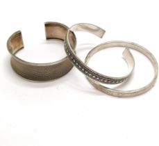 3 x silver bangles inc 2 cuff bangles & bangle with screw detail - weight (3) 96g