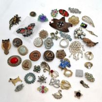 Qty of costume brooches inc lucite, wooden owl, porcelain dog, large hand carved copper brooch (9.
