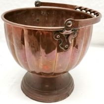 Arts and Crafts Copper coal scuttle, in good used condition, 34 cm high, 36 cm diameter.