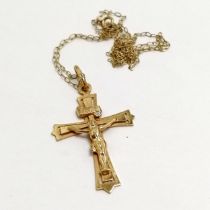 9ct hallmarked gold crucifix pendant on 9ct marked gold fine 44cm chain - 1.7g - SOLD ON BEHALF OF