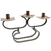 Arts & Crafts wrought iron and copper candelabra, 38 cm wide, 25 cm high, 13 cm deep, in good used