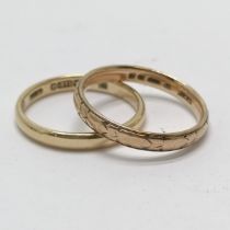 2 x 9ct hallmarked gold band rings (1 with engraved leaf detail) - size O/O½ & total (2) 4g