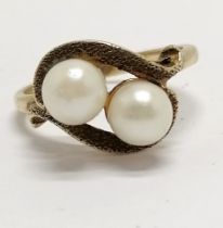 10ct marked gold 2 pearl set crossover ring - size N½ & 3.3g total weight