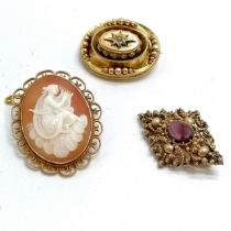 9ct marked gold hand carved cameo brooch depicting classical female figure playing harp (3.5cm) t/