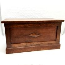 Vintage oak small blanket box, with central medallion decoration, in used condition, 73 cm wide,
