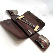 Antique boot pull set by Maxwells (Dover St London) in a pig skin leather case - 26cm x 12cm and has