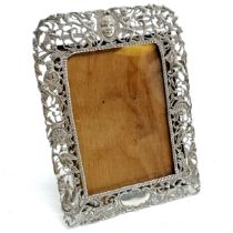 1890 cast & pierced silver frame by William Comyns - 18cm x 13.5cm - silver weight 142g & has a