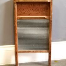 Antique pine advertising washboard "No 50 Best Double", in used condition, 31 cm wide, 60 cm high.