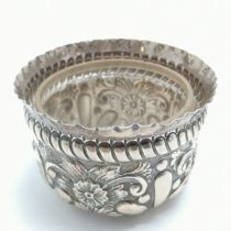 1898 silver sugar basin with embossed decoration by William Hutton & Sons Ltd - 8cm diameter x 5cm