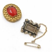 1825 dated In memorium brooch with hair panel (lead repair to hinge) with unmarked gold safety chain