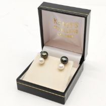 2 pairs of unmarked gold pearl stud earrings - total weight 2.1g ~ 1 white pearl earrings slight a/f