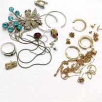 Qty of scrap gold jewellery - 10.2g t/w small qty of scrap silver jewellery - 39g total weight -