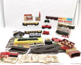 Qty of railway models etc inc 3 x Pullman Triang carriages, Triang Winston Chuchill tender,