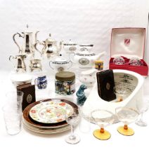 Wedgwood Runnymead pattern Teapot, milk jug, 2 covered sugar basins, t/w plated tea set, Poole