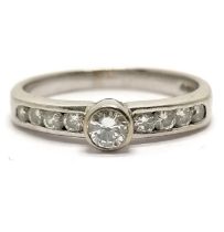 18ct hallmarked white gold diamond solitaire with channel set diamond shoulders (9 diamonds in