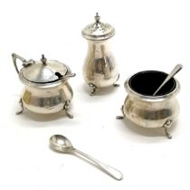 1920 Walker & Hall silver cruet set with blue glass liners with matched spoons - silver weight 78g