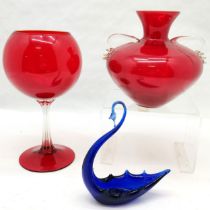 Murano blue glass swan, 21 cm high, 17.5 cm wide, t/w Venetian red glass vase, 22 cm high and