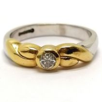 18ct hallmarked yellow / white gold ring set with diamond (4.1mm diameter in mount) - size M & 4.