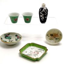 Antique Chinese small dish (8cm), hand carved glass snuff bottle (lacks stopper), 2 rice wine cups ~