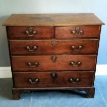 Antique oak chest of 2 short and 3 long graduated drawers, with brass drop handles on bracket