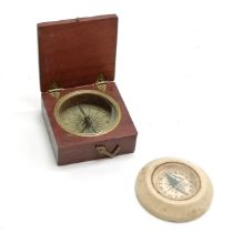 Mahogany & brass hinged lidded compass with paper dial & blue steeled needle (5cm square) t/w