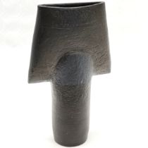 Hans Coper ? black spade vase - 20.5cm high x 12.5cm across ~ no obvious damage