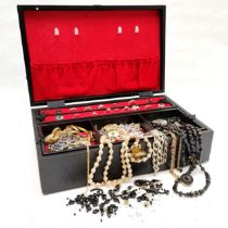Black jewellery box containing qty of jewellery inc 12 x silver rings (total weight 34g) - box
