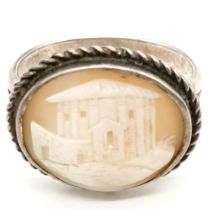 Hand carved cameo ring set in unmarked silver depicting classical building - size T & 4.6g total