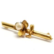 Chinese high carat (touch tests as 22ct) gold bar brooch set with a pearl with makers marks ~ 3cm