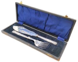 Cased pair of silver handled fish servers - case 33cm x 11.5cm ~ slight wear to case and in used