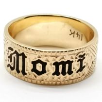 14ct marked gold Hawaiian band ring decorated with enamel chased engraving 'Momi' (pearl) - size N &